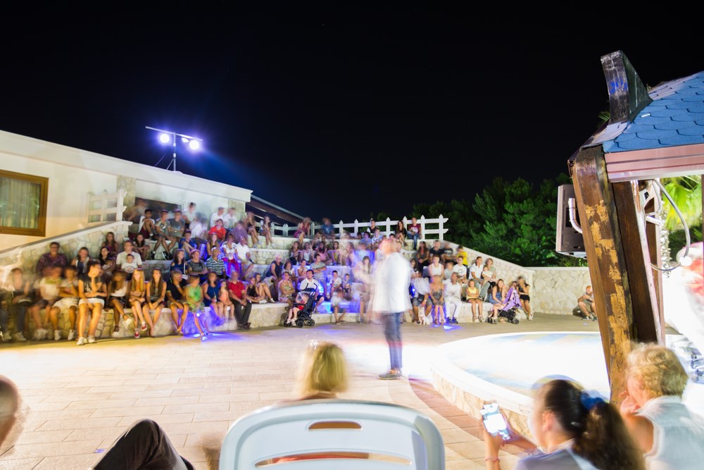 bambini che saltano durante l'animazione in piscina del villaggio Verdemare di Vieste in Gargano