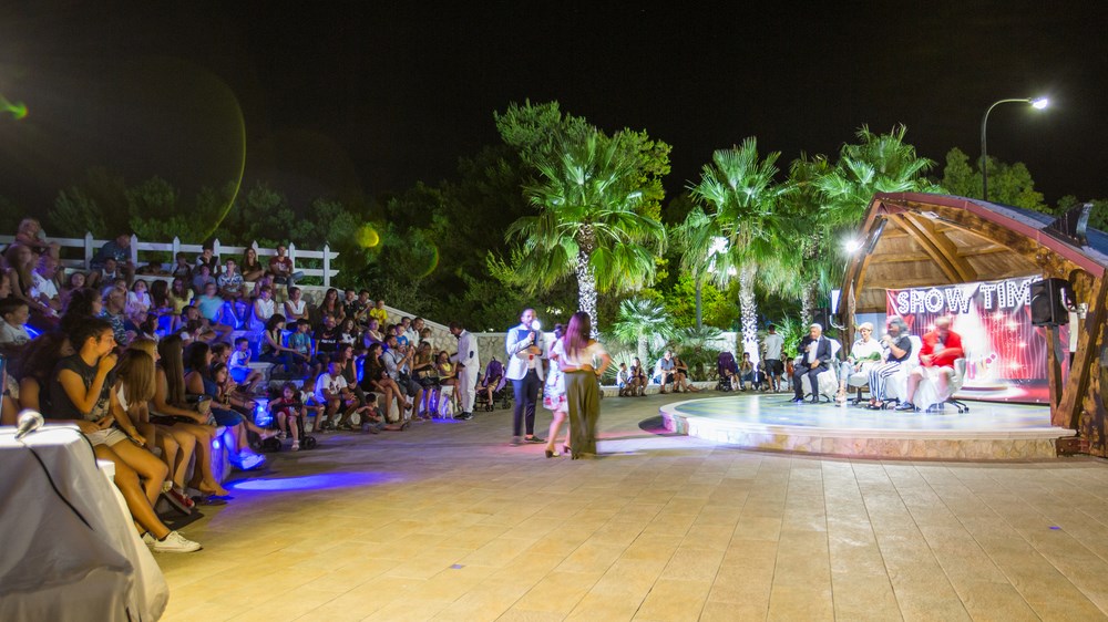 bambini che saltano durante l'animazione in piscina del villaggio Verdemare di Vieste in Gargano