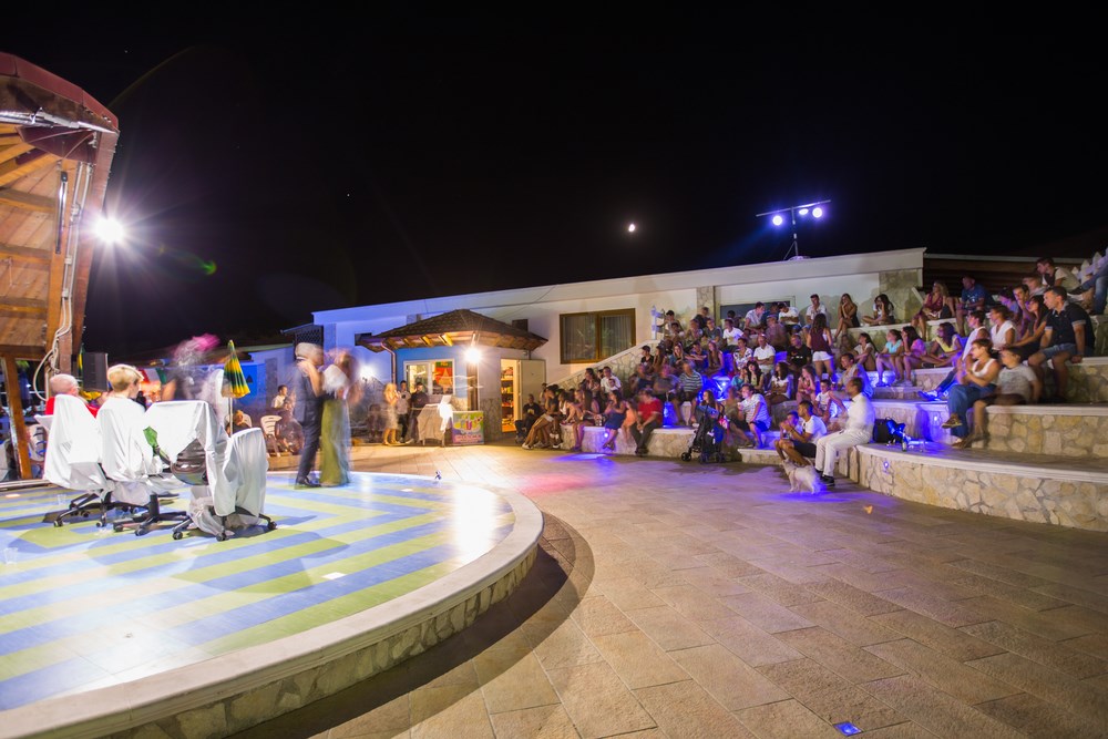 bambini che saltano durante l'animazione in piscina del villaggio Verdemare di Vieste in Gargano